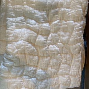 Pottery Barn - White Cloud  Linen/Cotton King Quilt & 2 Std. Shams - like new